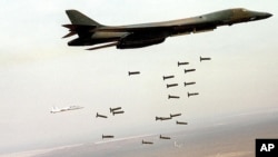 B-1B 랜서 폭격기가 지난 2001년 아프가니스탄에서 집속탄을 투하하고 있다. (자료사진)