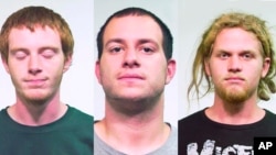 Los acusados fueron identificados (de izquierda a derecha) como Brian Church, Jared Chase y Brent Betterly.