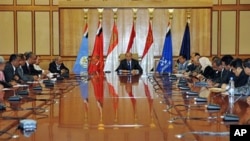 Abd al-Rab Mansur Hadi (alors vice-président) en réunion avec des membres du parti au pouvoir, Sana'a, Yémen, le 6 juin 2011.
