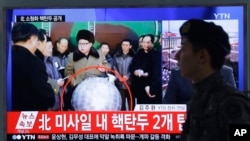Seorang tentara menyaksikan penayanangan berita tentang pemimpin Korea Utara Kim Jong-un wdi stasiun kereta api di Seoul, South Korea, 9 Maret 2016 (Foto: dok).