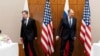 Menteri Luar Negeri AS Antony Blinken dan Menteri Luar Negeri Rusia Sergei Lavrov sebelum pertemuan mereka, di Jenewa, Swiss, 21 Januari 2022. (Foto: via Reuters)