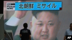 Le leader nord-coréen Kim Jong Un annonce, à la télévision, le test de missiles dans les eaux de la zone économique japonaise à Tokyo, le 4 juillet 2017.