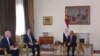 Le président égyptien Abdel-Fattah el-Sissi, le gendre et conseiller principal du président Donald Trump, Jared Kushner, deuxième à gauche, et l'envoyé du Moyen-Orient, Jason Greenblatt, discutent d'un plan d'accord de paix israélo-palestinien au Caire, Égypte, 21 juin 2018.