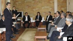 福島核事故獨立調查委員會主席黑川（左）7月5號在向眾議院議長遞交最後調查報告之前向日本議員致辭