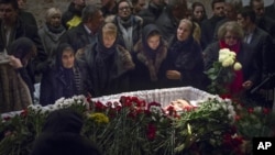 Parientes y amigos se acercan al ataúd con los restos de Boris Nemtsov, durante su funeral en Moscú.