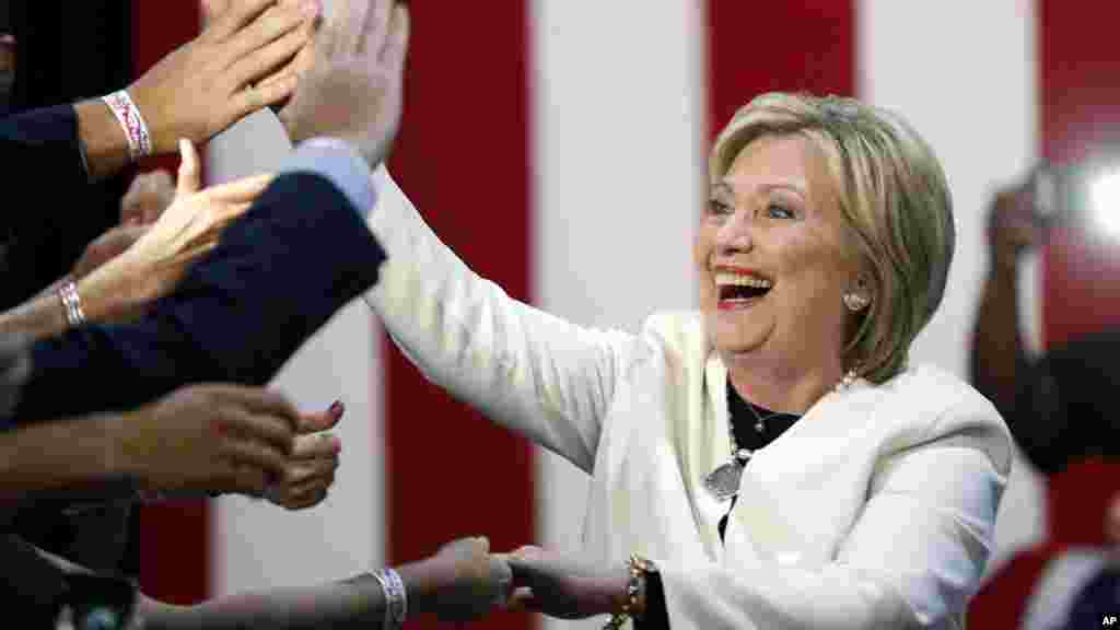 La candidate démocrate Hillary Clinton salue ses partisans à la soirée électorale du "Super mardi" à Miami, 1er mars 2016.