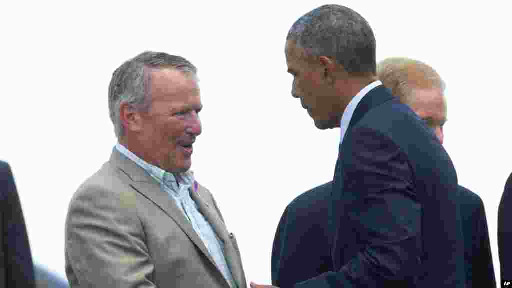 Le président Barack Obama est accueilli par le maire Buddy Dyer à son arrivée à l'aéroport international d'Orlando, le jeudi 16 juin 2016.