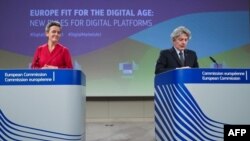 El vicepresidene ejecutivo de la Comisión Europea Margrethe Vestager, izquierda, y el Comisionado Europeo para el Mercado Interno, en una rueda de prensa en Bruselas el martes 15 de diciembre.