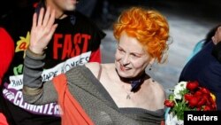 ARCHIVO - Vivienne Westwood saluda a los asistentes en la Semana de la Moda de Milan, en enero de 2010.