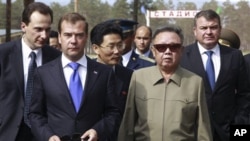 មេដឹកនាំ​​កូរ៉េ​​ខាងជើង​​ Kim​ Jong Il​ ​(ស្តាំ)​ និង​​ប្រធានាធិបតី​​រុស្ស៊ី​ ​ Dmitry​ Medvedev ​(ខាងឆ្វេងទី២)​ ដើរ​ក្នុង​អំឡុង​​ពេ​ល​​នៃ​ជំនួប​​មួយ​​ក្នុង​​បន្ទាយ​​យោធា​នៅ​ខាង​ក្រៅ​​រដ្ឋធានី​​ម៉ូស្គូ​ ថ្ងៃ​ទី​២៤​ ខែ​សីហា​​ ឆ្នាំ​២០១១។