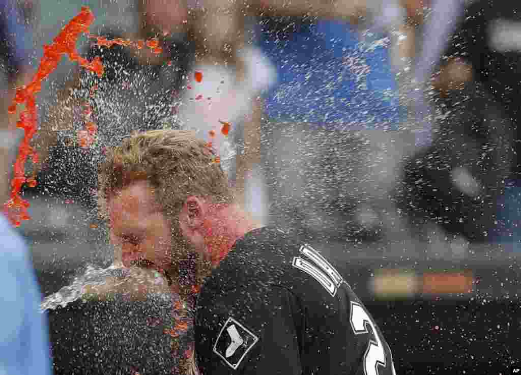 កីឡាករបាល់បោះ នៃក្រុម Chicago White Sox លោក Matt Davidson អបអរបន្ទាប់ពីទទួលបានជ័យជម្នះក្នុងការប្រកួតជាមួយក្រុម Detroit Tigersក្នុងការប្រកួតកីឡាបាល់បោះទីក្រុង Chicago រដ្ឋ Illinois កាលពីថ្ងៃទី០៣ កញ្ញា ឆ្នាំ ២០១៨។ 