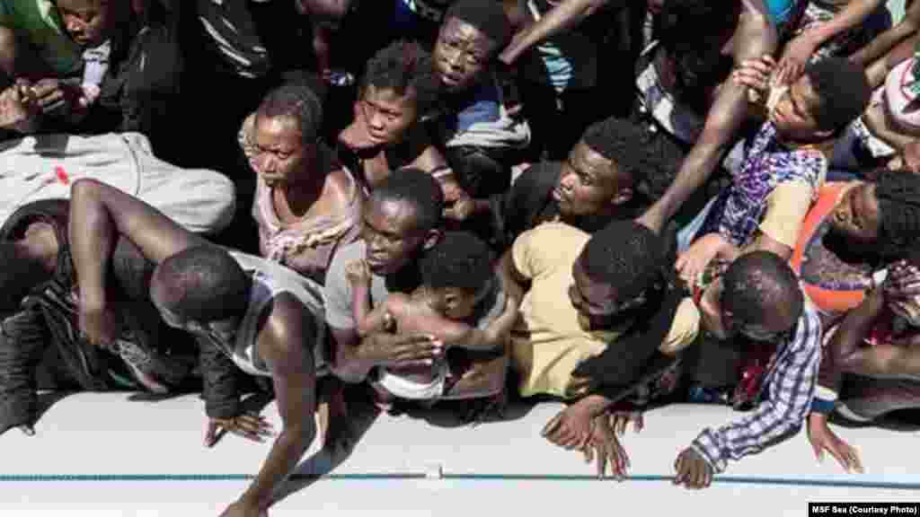 Des migrants embarqués dans un canoë gonflable tente de traverser la Méditerranée. La plupart disent avoir suivi une rumeur selon laquelle les migrants se faisaient hebdomadairement distribuer £36,95 en Grande-Bretagne.