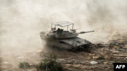 Kifaru cha Jeshi la Israeli kikifanya operesheni yake Mei 30, 2024 eneo linaloizunguka Jabalia kaskazini mwa Ukanda wa Gaza.
