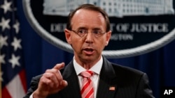 ARSIP - Wakil Jaksa Agung, Rod Rosenstein, berbicara dalam sebuah konferensi pers di Departemen Kehakiman, Jumat, 13 Juli 2018, di Washington, D.C. (foto: AP Photo/Evan Vucci)