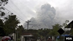 Suasana di daerah Cangkringan, Yogyakarta (31 Oktober 2010). Mulai 14 November, radius rawan dipersempit menjadi 10 km di sejumlah daerah.