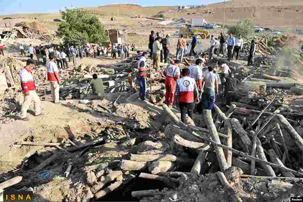 Rescue teams search for victims in the village of Varzaqan near Ahar, August 12, 2012.