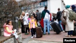 Des réfugiés syriens arrivent au camp pour les réfugiés et les migrants à Friedland en Allemagne le 4 Avril 2016. 