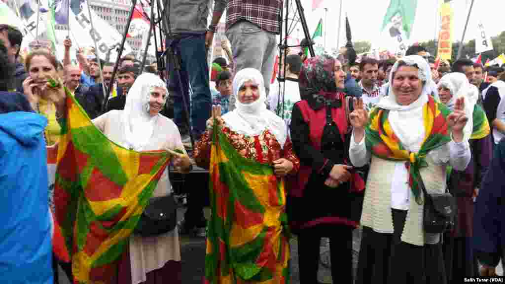 HDP rally in Istanbul, June 8, 2015. For the first time, the pro-Kurdish People's Democratic Party (HDP) clears the 10 percent vote count threshold it needed to join parliament. (Salih Turan/VOA Kurdish)