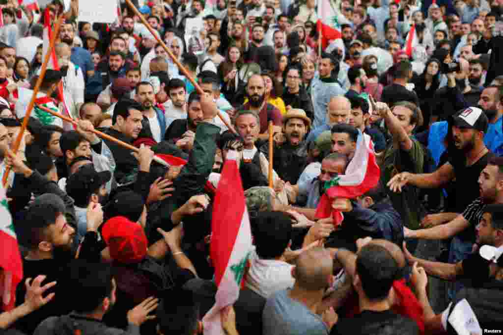 میڈیا رپورٹس کے مطابق احتجاج کے دوران سعد الحریری کی اتحادی جماعتیں حکومت سے الگ ہونا شروع ہو گئی ہیں۔