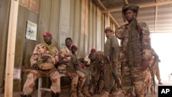 Des soldats tchadiens attendent d'embarquer dans un avion à N'Djamena, au Tchad, 24 janvier 2013.