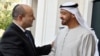 Foto yang dirilis oleh Kantor Media Israel menunjukkan Pangeran Abu Dhabi Sheikh Mohammed bin Zayed Al-Nahyan (kanan) menyambut kedatangan Perdana Menteri Israel Naftali Bennett, pada 13 Desember 2021. (Foto: GPO/AFP)