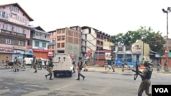 Pasukan paramiliter India melakukan penjagaan ketat di Srinagar, ibukota Kashmir-India.