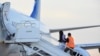 Una migrante venezolana aborda un vuelo tras ser deportada a su país desde Harlingen, Texas, el 18 de octubre de 2023.