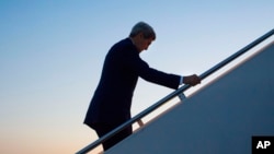Menteri Luar Negeri AS John Kerry menaiki tanga pesawat di Pangkalan Angkatan Udara Andrews di Maryland. (Foto: Dok)