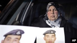 이슬람 수니파 무장조직 ISIL에 억류된 무아스 알카사스베 중위의 어머니가 27일 요르단 암만에서 아들의 사진을 들고 있다.