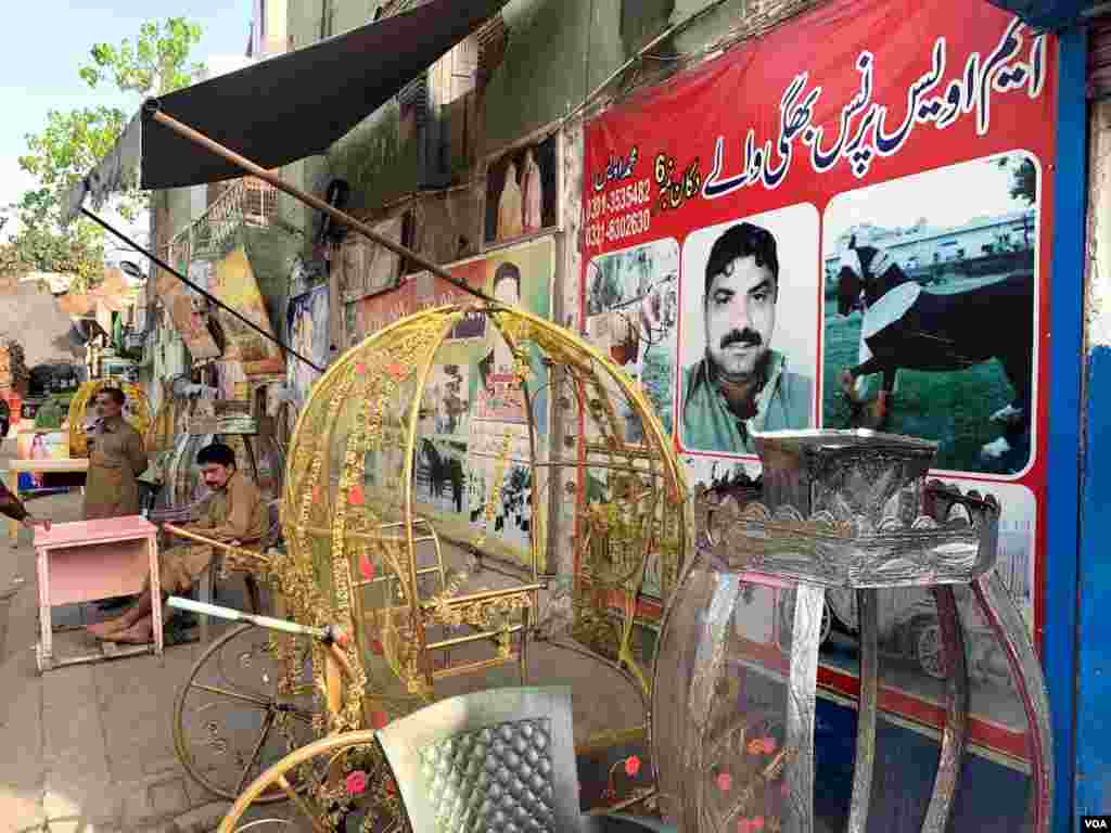 ان ہی دُکانوں کے درمیان بگھی والے بھی اپنی دُکان لگائے نظر آتے ہیں جہاں گھوڑوں، سائیکل، پھولوں والی رنگ برنگی بگھیاں اور جدید ڈولیاں بھی ڈیمانڈ کے مطابق کرائے پر دی جاتی ہیں۔