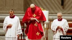 El papa Francisco encabeza la misa por el Viernes Santo en la Basílica de San Pedro.