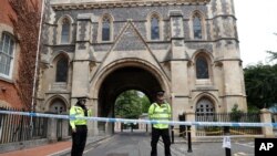 Polisi wakiimarisha ulinzi katika mji wa Reading, England, Jumapili June 21, 2020 baada ya watu watt kuuawa kwa kuchomwa visu. 