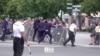 Pripadnici obezbeđenja premijera slovačke Roberta Fica hapse čoveka tokom incidenta sa pucnjavom, na fotografiji napravljeno od video snimka, u gradu Handlova, slovačka, 15. maja 2024.