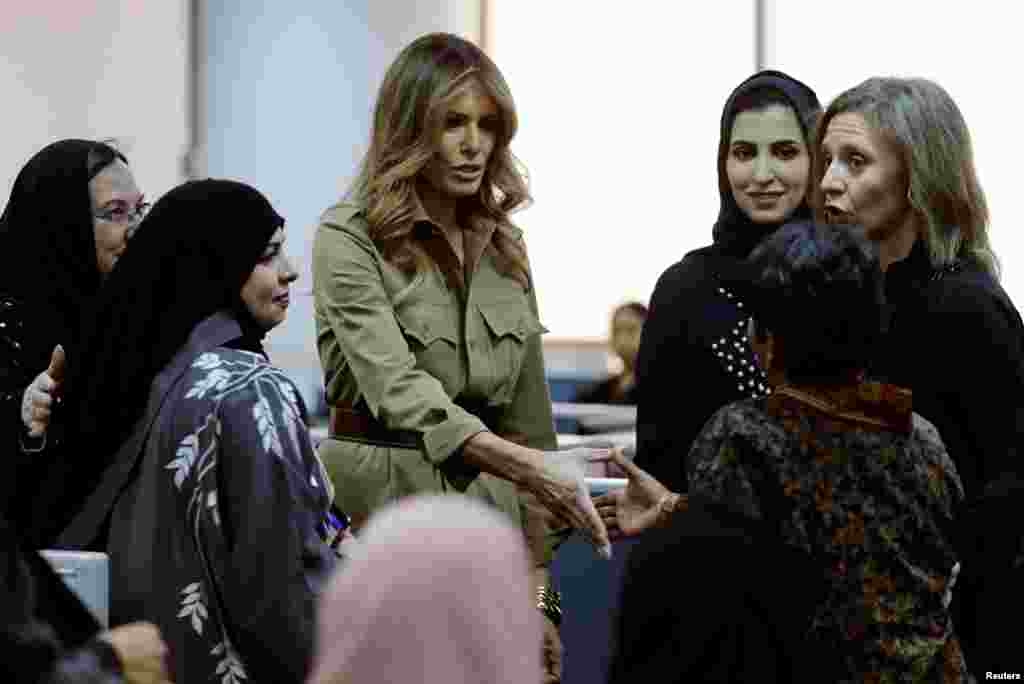 Uwargidan Shugaban kasar Amurka Melani Trump ta kai ziyara a GE wata masana'antar mata dake babban birnin kasar Riyadh, dake Saudi Arabia, ranar Lahadi 21 ga watan Mayu shekarar 2017. 