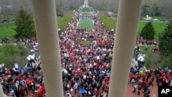 Ribuan guru-guru dari negara bagian Kentucky berkumpul di Capitol untuk unjuk rasa menuntut kenaikan dana pendidikan dan sistem dana pensiun, di Frankfort, Kentucky, 2 April 2018. 