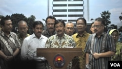 Menteri Negara Pemuda dan Olahraga Andi Alfian Mallarangeng mengumumkan pengunduran diri dari jabatannya di kantornya di Jakarta. (VOA/Andylala Waluyo)