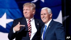 Le candidat républicain à la présidentielle 2016 Donald Trump avec son colistier, gouverneur de l'Indiana Mike Pence. 