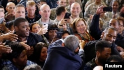 Presiden AS Barack Obama berjabat tangan dengan para tentara di New Jersey (15/12). 