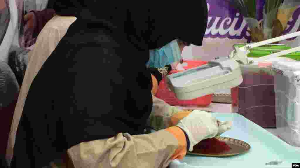 په هرات کې د زعفران پروسس کولو یوه څنډه 