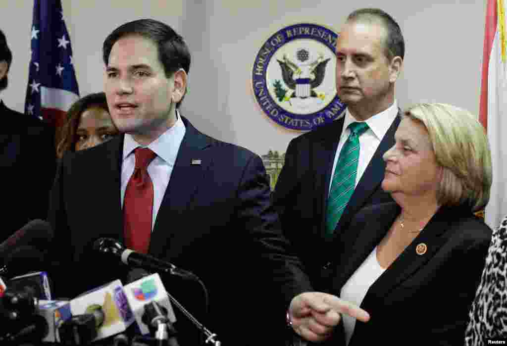 Senator Marco Rubio (kanan), anak imigran Kuba, berbicara dalam konferensi pers di Miami (18/12). (Reuters/Javier Galeano)