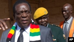 Le président et candidat du Zimbabwe Emmerson Mnangagwa a voté à l'école primaire de Sherwood à Kwekwe le 30 juillet 2018.