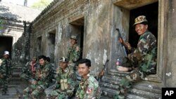 ទាហាន​កម្ពុជា​អង្គុយ​នៅ​ឯប្រាសាទ​ព្រះវិហារ បន្ទាប់​ពី​ប្រឈម​ដាក់​គ្នា​ជាមួយ​នឹង​ទ័ពថៃ ថ្ងៃទី៥ កុម្ភៈ ២០១១។