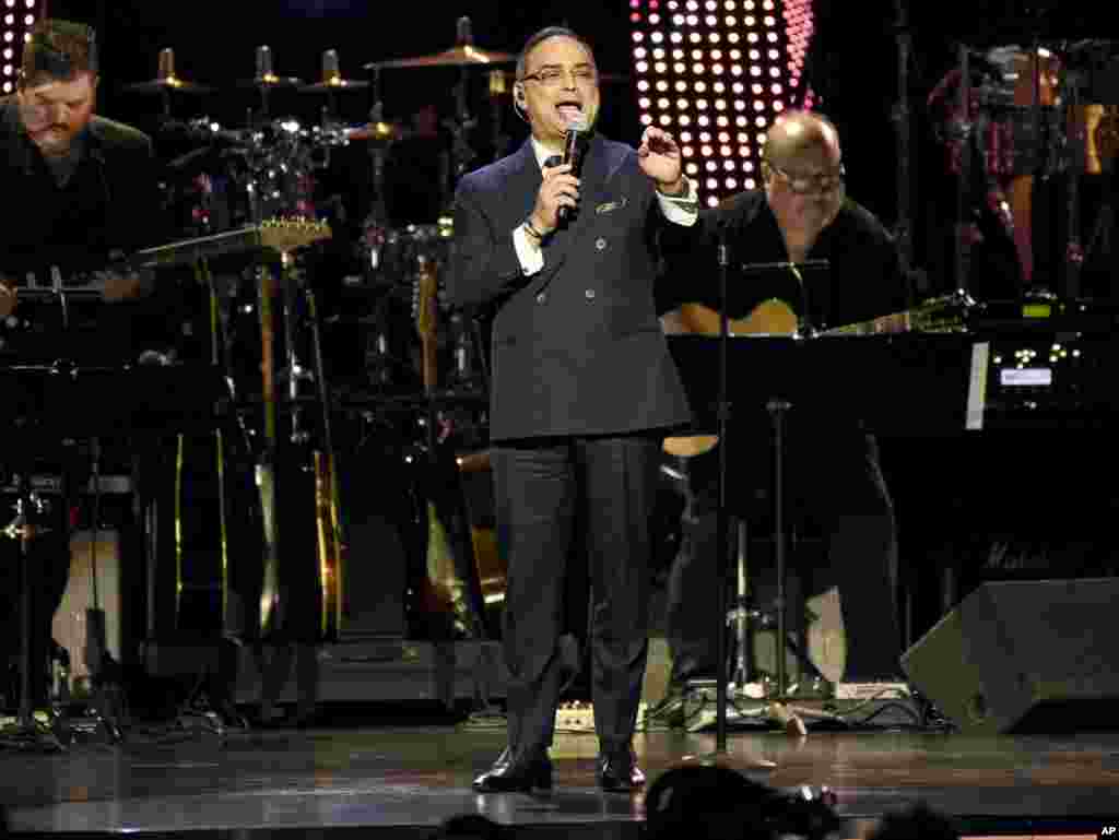 Gilberto Santa Rosa interpreta a "Bendita tu Luz".