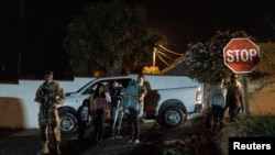 Un grupo de inmigrantes en busca de asilo en Estados Unidos fueron detenidos por la patrulla fronteriza al cruzar el Río Grande desde México hacia Texas el 17 de abril de 2021
