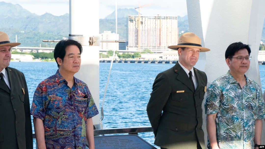 台灣總統賴清德(左二)與外交部長林佳龍(右)過境夏威夷之際，參觀亞利桑那號戰艦紀念館。(法新社：2024年11月30日)