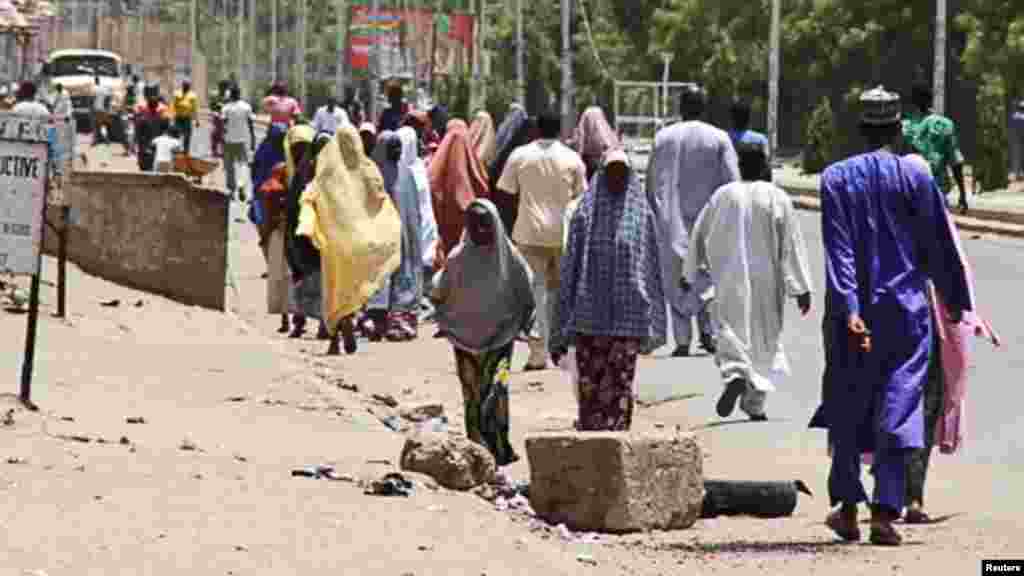 'Yan gudun hijira kusa da Maiduguri.