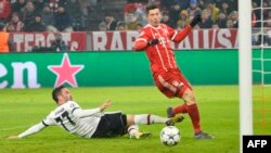 L'attaquant polonais du Bayern Munich Robert Lewandowski, à droite, marque le 5e but de son équipe lors du match aller de la ligue des champions de l'UEFA contre Besiktas Istanbul à Munich, Allemagne, 20 février 2018. 