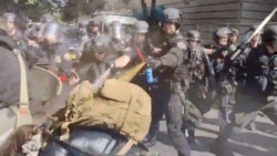 La poicía usa gas pimienta contra los manifestantes en Portland, Oregon.