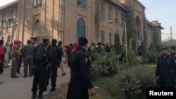 巴基斯坦警察和救援人员赶到白沙瓦的农业大学校园