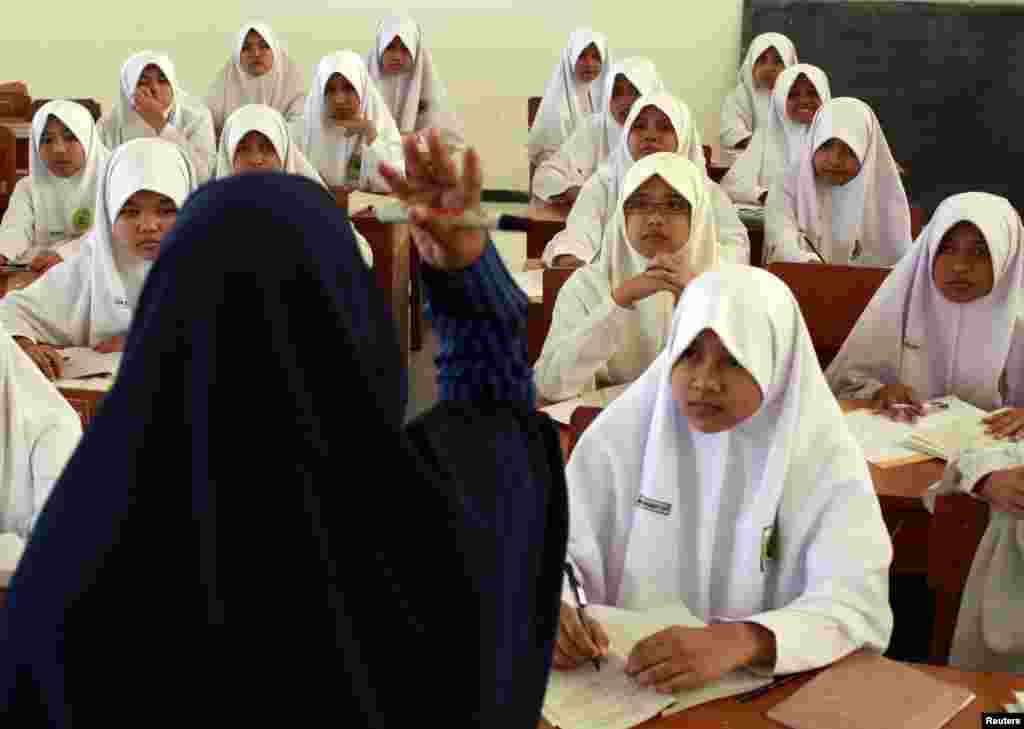 Wata malama na bada karatu akan tarbiya a cikin watan Ramadan a cikin wata makaranta dake Al-Mukmin dake Solo, a tsakiyar jihar Java dake Indonesia. 